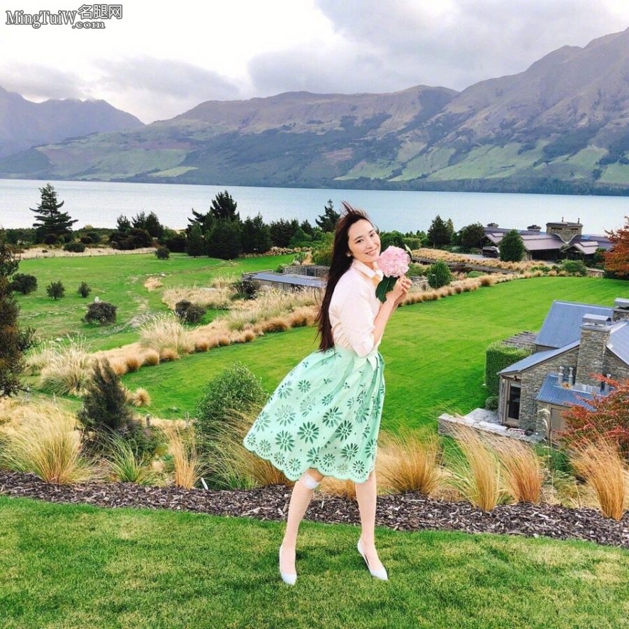 吴佩慈穿高跟鞋旅行 景色太美了(1/4)