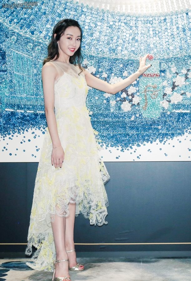 宣璐小姐姐一袭淡雅连衣裙 气质灵动如仙女下凡(3/15)