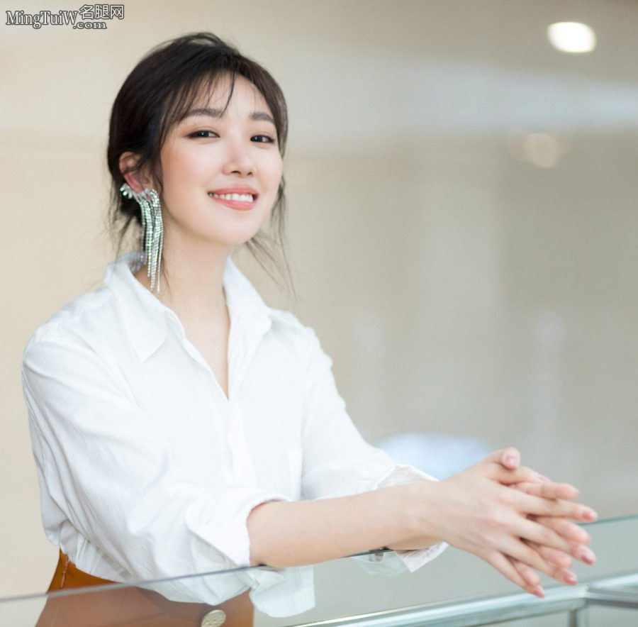 菅纫姿白衬衫紧身裙 笑容自信甜美(4/8)