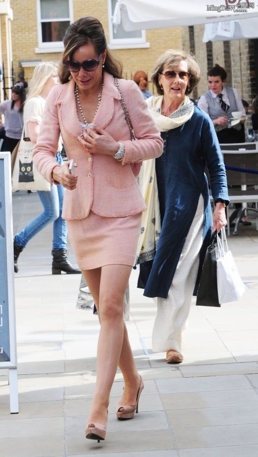 气质老女人Tara Palmer-Tomkinson粉裙鱼嘴高跟街拍(8/9)