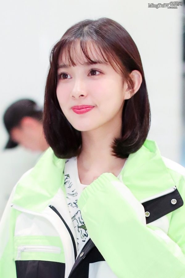 甜美可爱的妹子孟子义机场美腿图(4/4)