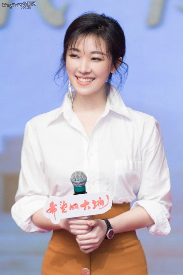 菅纫姿白衬衫紧身裙 笑容自信甜美(7/8)