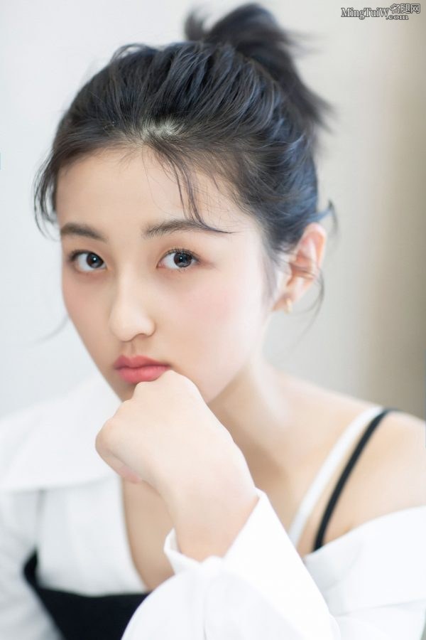 张子枫小脚丫踩精致凉鞋真好看(6/6)