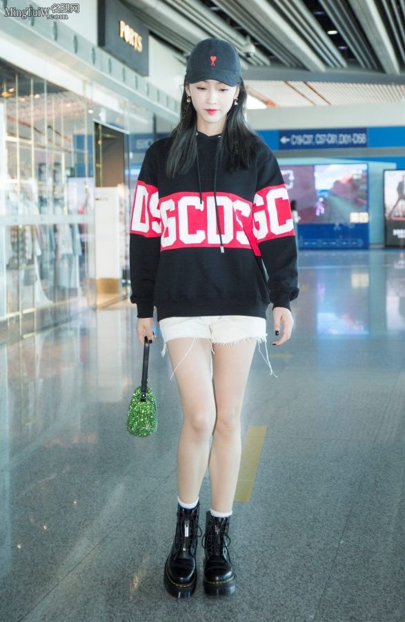 Xuan Lu's confident street photo at the airport, white shorts and slender white legs(2/9)