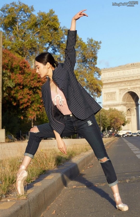 李纯身穿紧身牛仔裤在巴黎街头跳芭蕾（第7张/共7张）