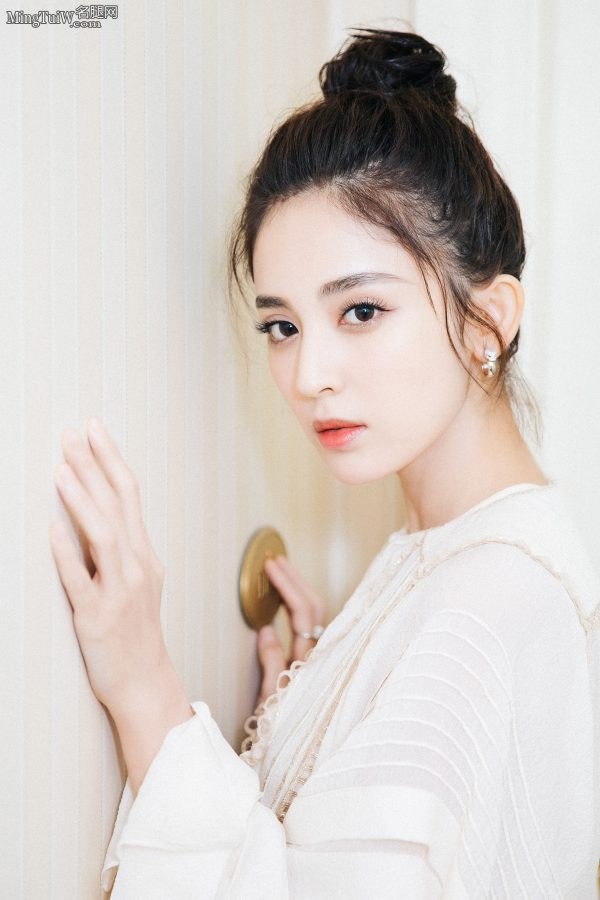 美女明星古力娜扎身着高腰连衣裙 丸子头可爱笑容甜美(5/11)