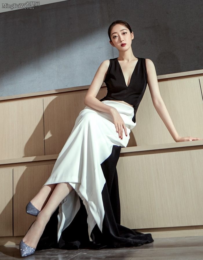 “林黛玉”蒋梦婕复古气质高挑身材 优雅夹腿坐姿拍写真(2/3)