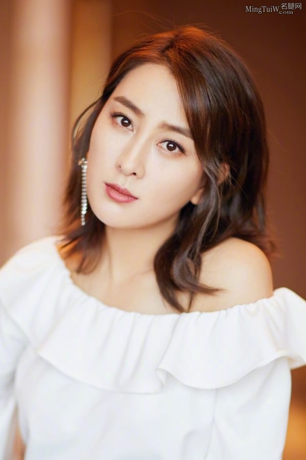 女明星马苏光着玉足拍写真优雅动人(3/6)