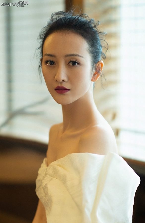 王鸥一袭紧身鱼尾礼服凸显极品好身材(3/6)