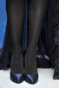 安妮·海瑟薇穿黑色裤袜展示极致美腿