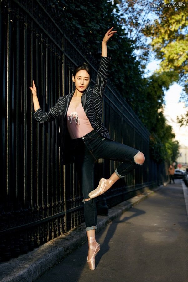 李纯身穿紧身牛仔裤在巴黎街头跳芭蕾（第2张/共7张）