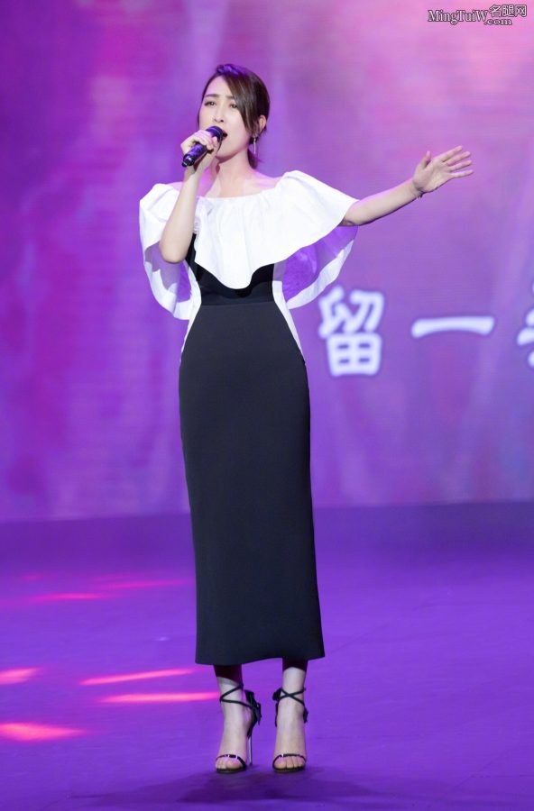马苏演唱现场美足踩性感凉高跟鞋(1/3)