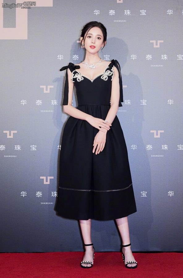 古力娜扎低胸长裙落落大方 美沟该挤还是要挤的(1/7)