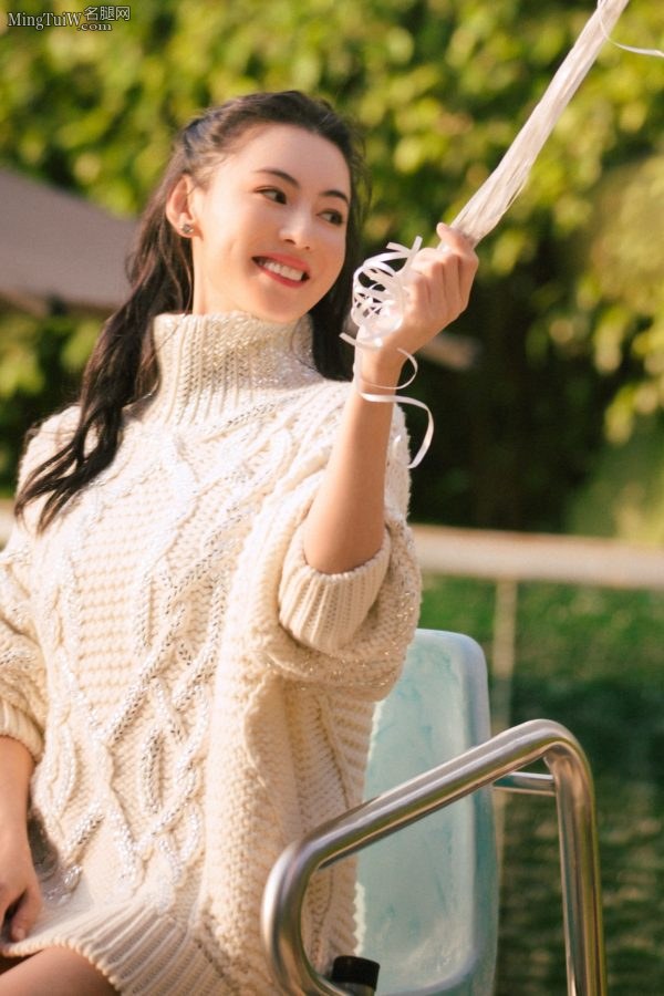 张柏芝白毛衣下好看的大腿(4/5)