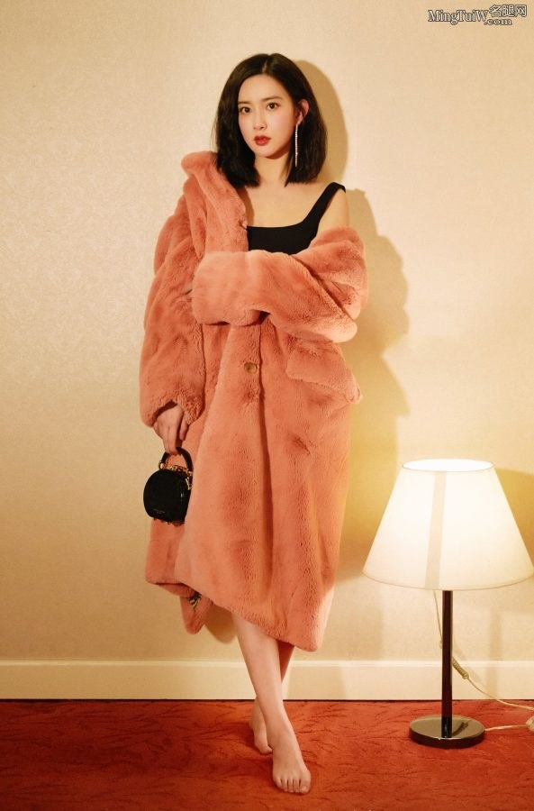 孟子义光着美足拍摄居家风格写真(2/4)