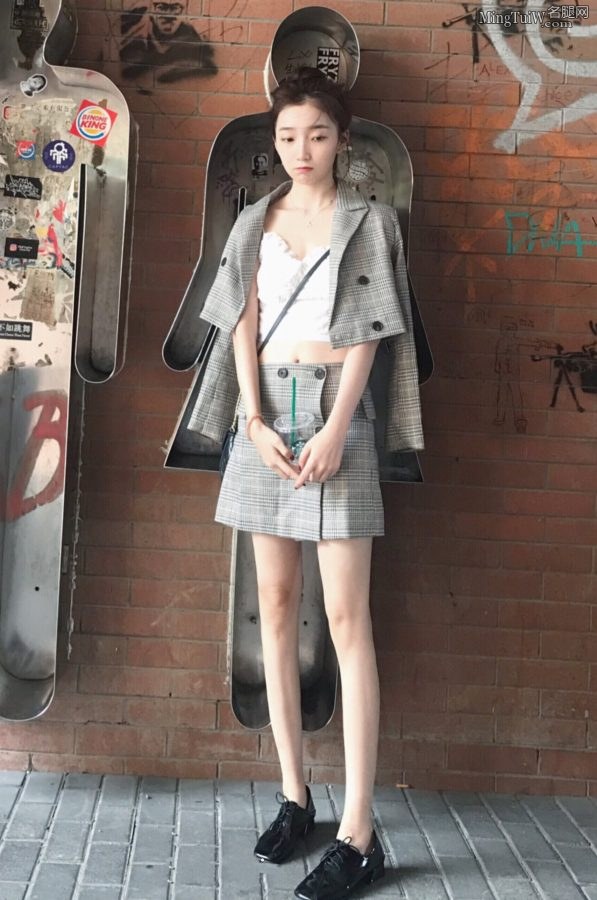 谭晓凡外面穿西装套裙里面穿吊带背心 好细腿(1/7)