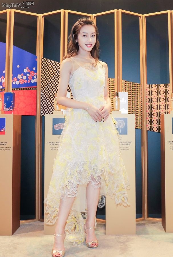宣璐小姐姐一袭淡雅连衣裙 气质灵动如仙女下凡(4/15)