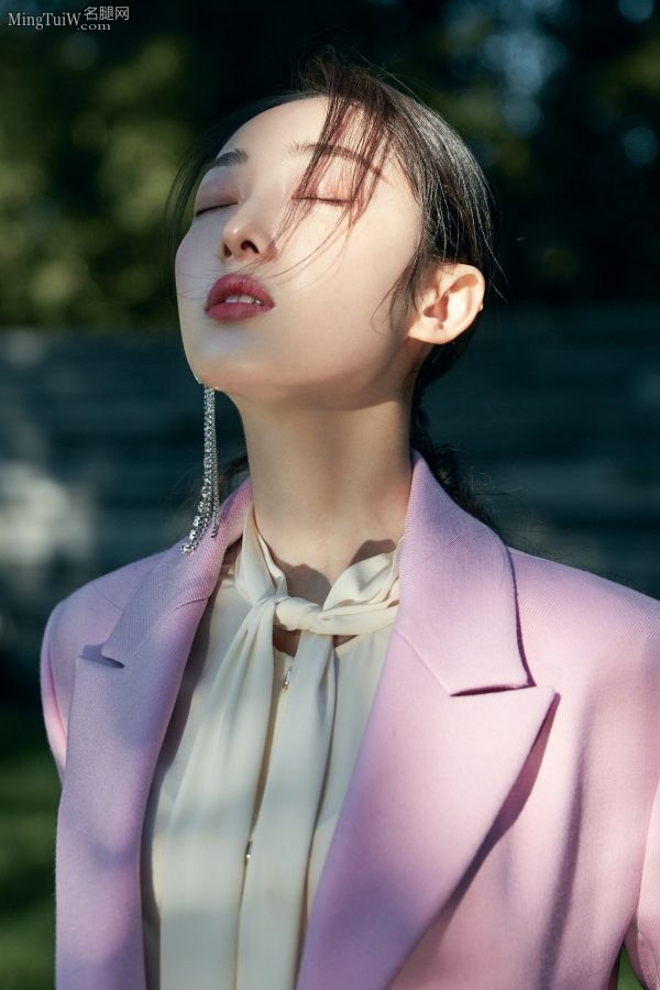 蒋梦婕身着粉色西装套裙露出超好看的长腿(6/6)