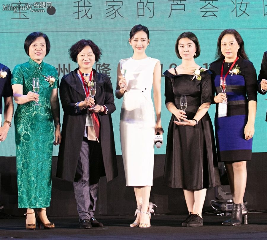 王鸥美脚踩羽毛高跟鞋代言荟宝化妆品(7/8)