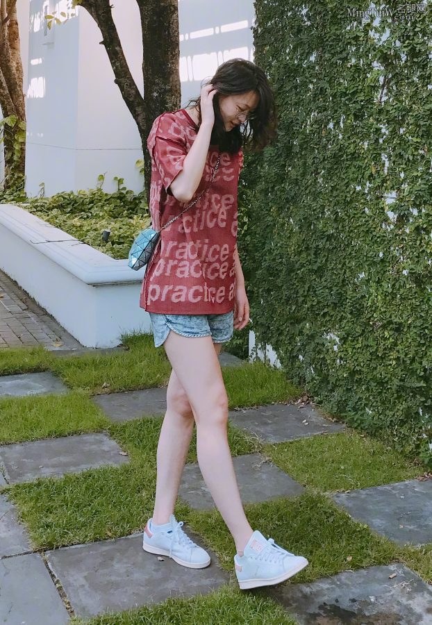 女排运动员惠若琪白皙美腿生活照(1/1)