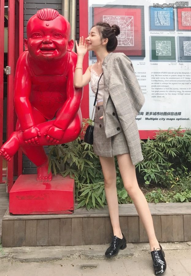 谭晓凡外面穿西装套裙里面穿吊带背心 好细腿(3/7)