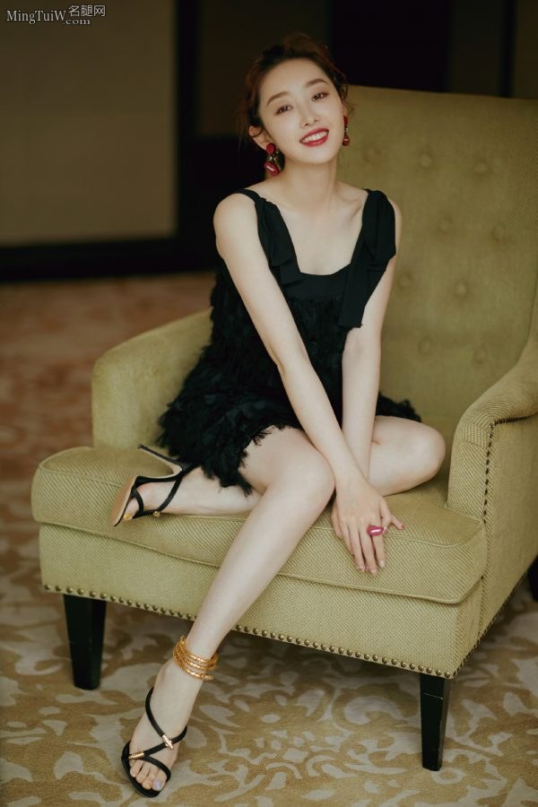 蒋梦婕的大脚拇指上涂上了蓝色的指甲油(1/5)