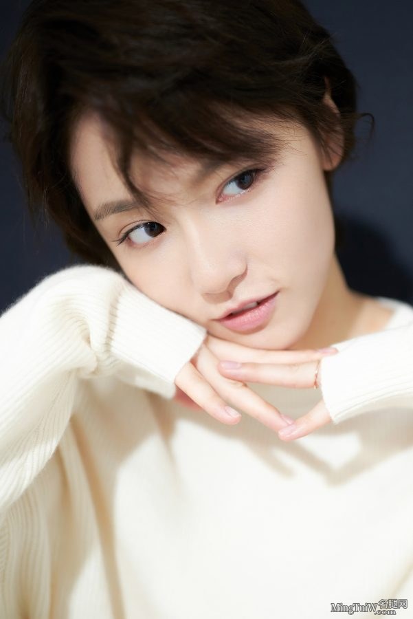 成果美美写真小脚丫穿了白棉袜(2/3)
