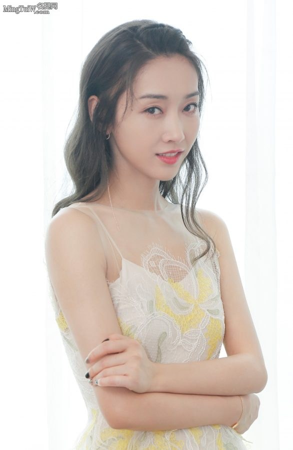 宣璐小姐姐一袭淡雅连衣裙 气质灵动如仙女下凡(13/15)