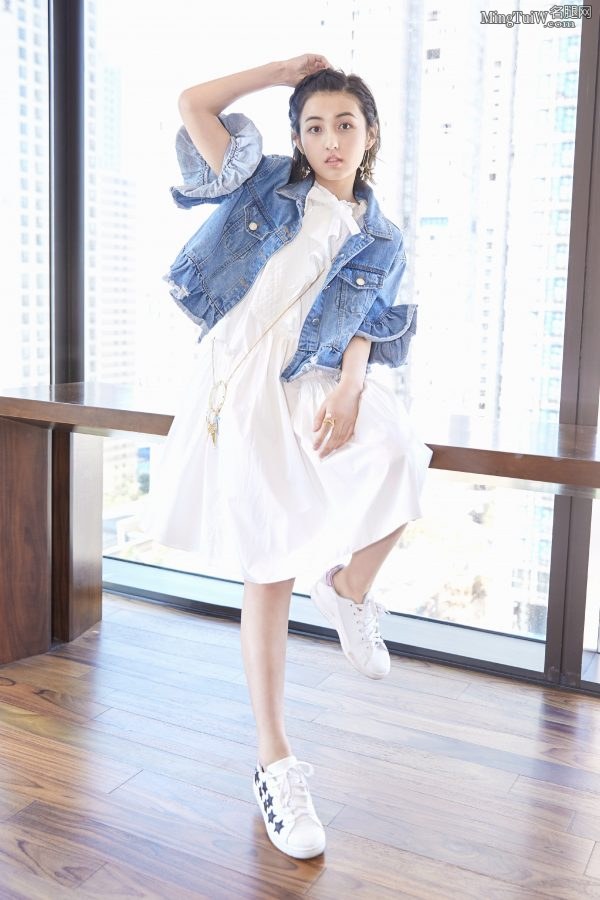 张子枫脚穿小白鞋可爱摆各种pose(5/7)