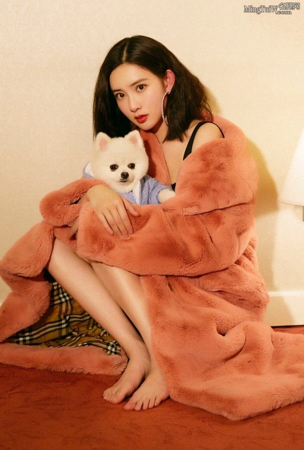 孟子义光着美足拍摄居家风格写真(1/4)