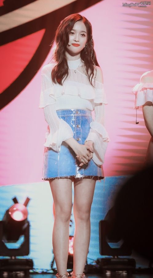 青春美少女吴宣仪短裙露漂亮大腿(1/4)