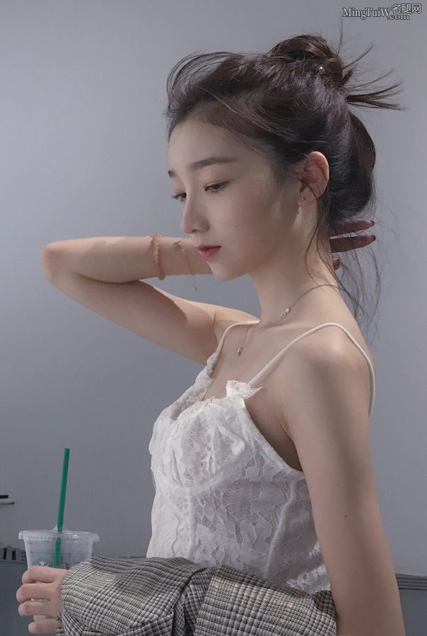 谭晓凡外面穿西装套裙里面穿吊带背心 好细腿(6/7)