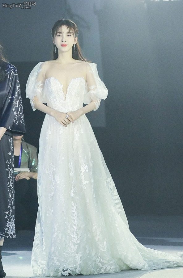 赵樱子低胸白色礼服小露美沟(4/5)