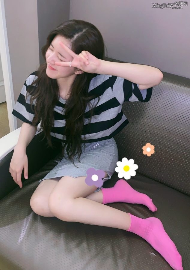 赵露思脚穿超薄短袜 是丝袜还是棉袜？(1/3)