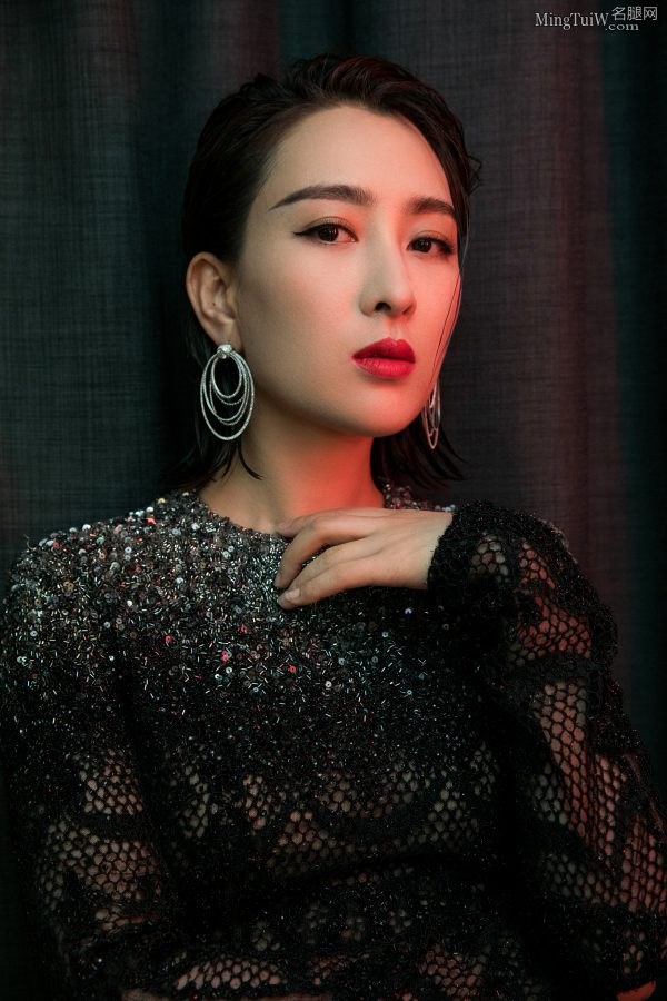 女星马苏一袭紧身长裙显露迷人风韵曲线太美(5/10)