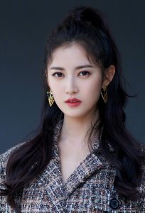 新版“赵敏”陈钰琪玉腿笔直细长
