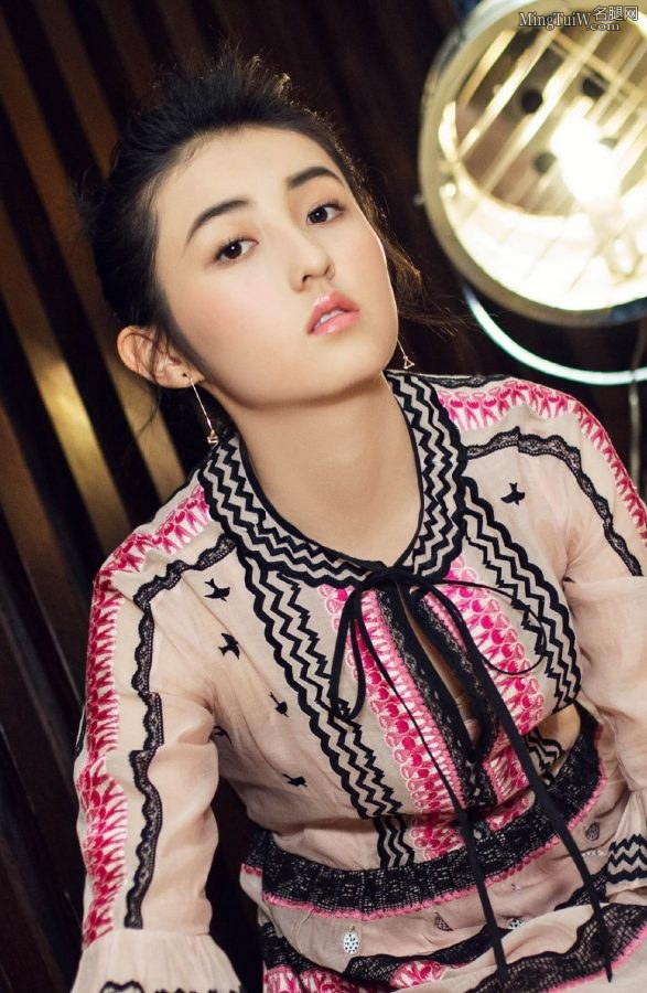 00后女星张子枫脚穿尖头高跟鞋(3/5)