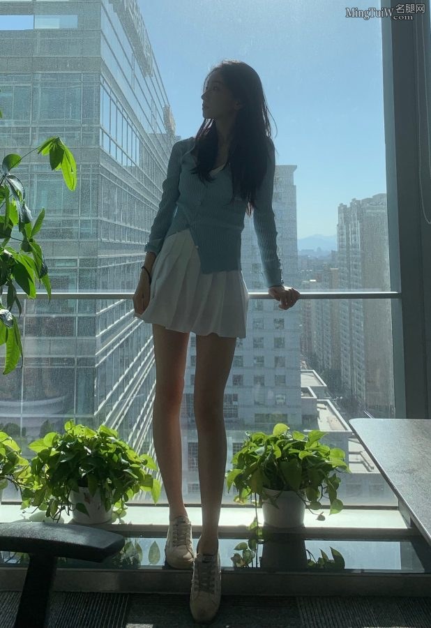 谭晓凡在落地窗户前展示她的极品长腿这个可以有(1/4)