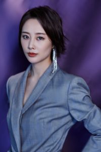 气质大美女李纯两条长腿交叉坐在椅子里 只可惜是黑白照
