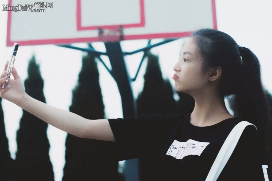96年女生张雅钦小白脚踩着平板鞋(5/7)