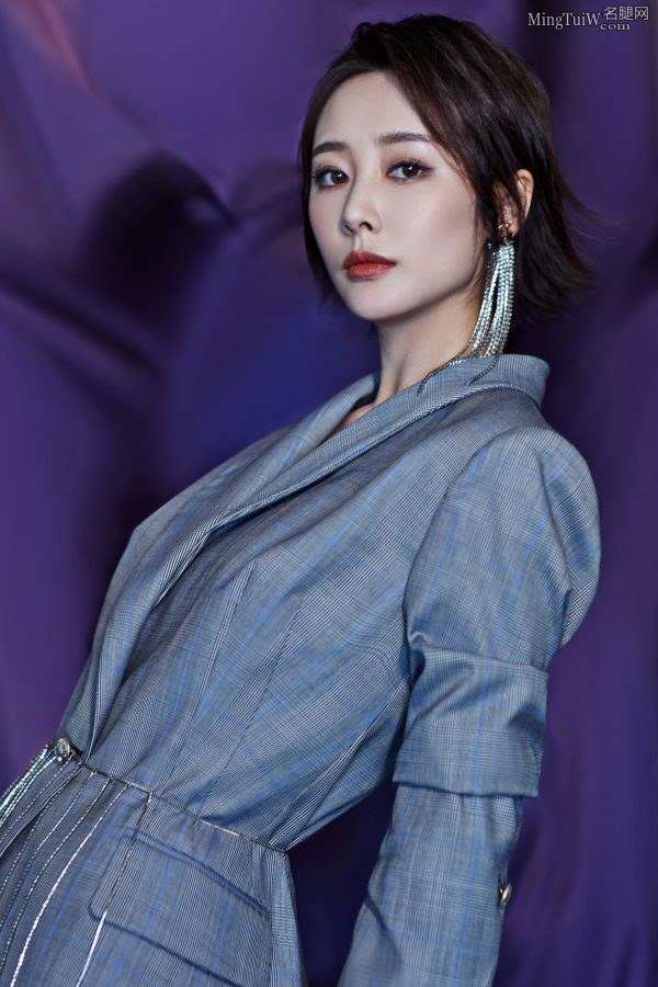 气质大美女李纯两条长腿交叉坐在椅子里 只可惜是黑白照(6/7)