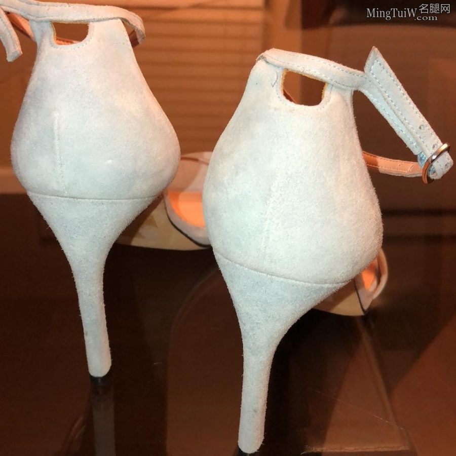 李纯玉足踩Stuart Weitzman蓝色高跟鞋(13/13)