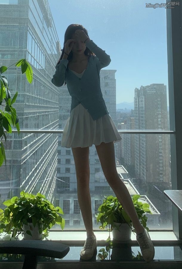 谭晓凡在落地窗户前展示她的极品长腿这个可以有（第3张/共4张）