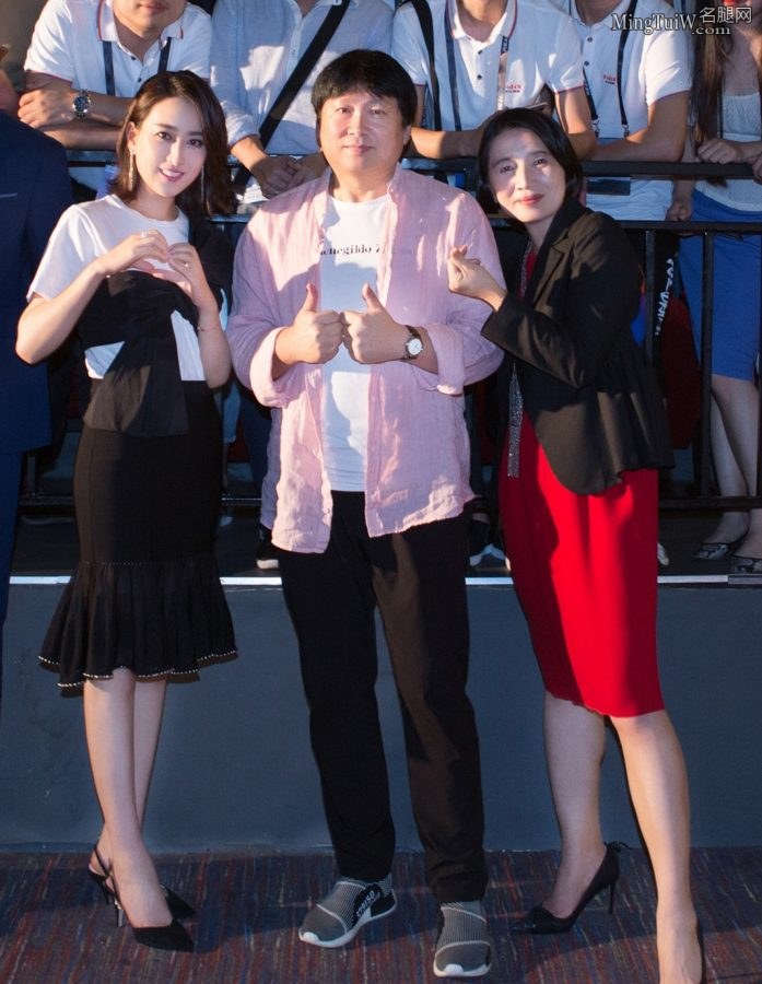 马苏身着保守纱裙秀玉腿魅力韵味(5/5)