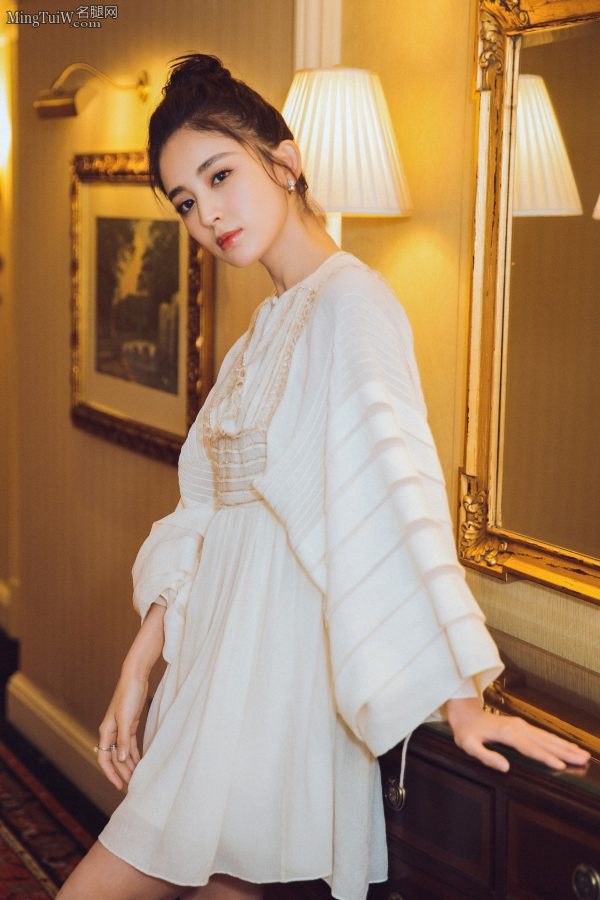 Beautiful star Guli Nazha wears a high-waisted dress with a cute round head and a sweet smile(3/11)