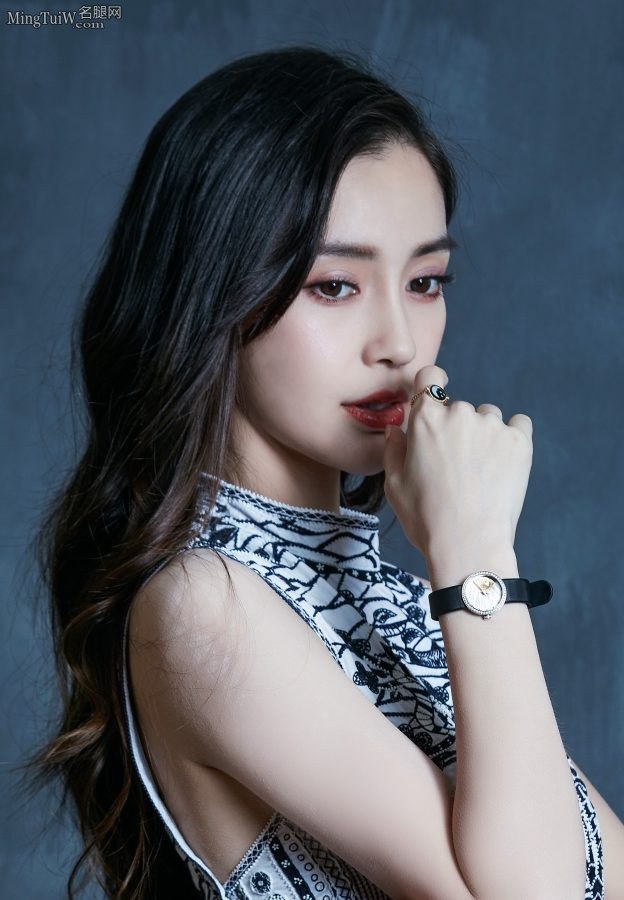 安吉拉大宝贝长直的玉腿简直美翻了(6/20)