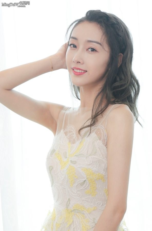 宣璐小姐姐一袭淡雅连衣裙 气质灵动如仙女下凡(14/15)