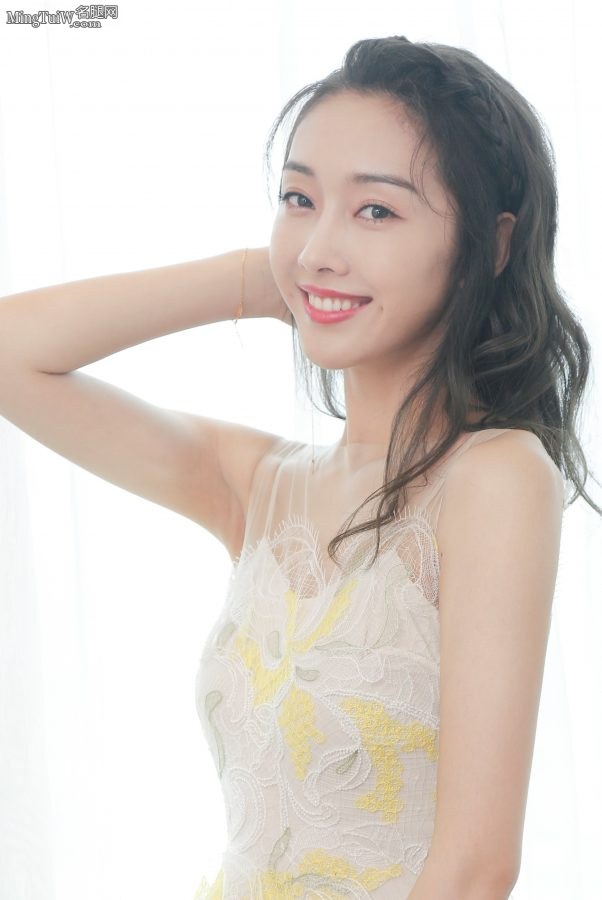 宣璐小姐姐一袭淡雅连衣裙 气质灵动如仙女下凡(15/15)