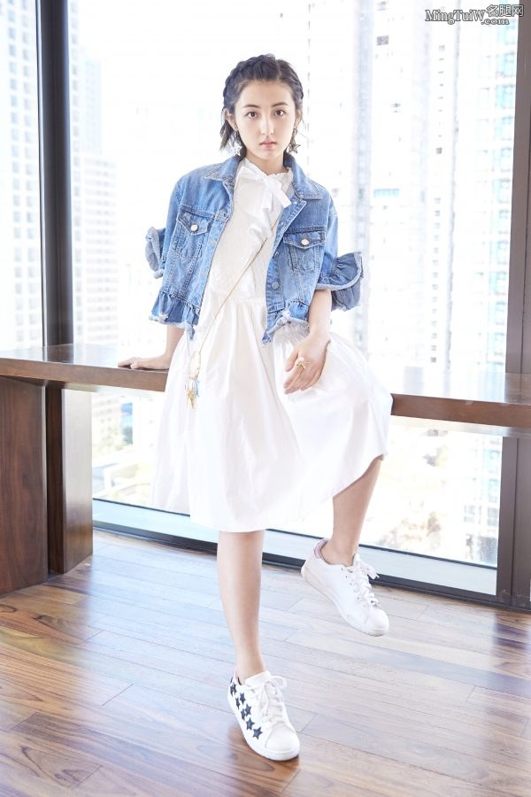 张子枫脚穿小白鞋可爱摆各种pose(4/7)