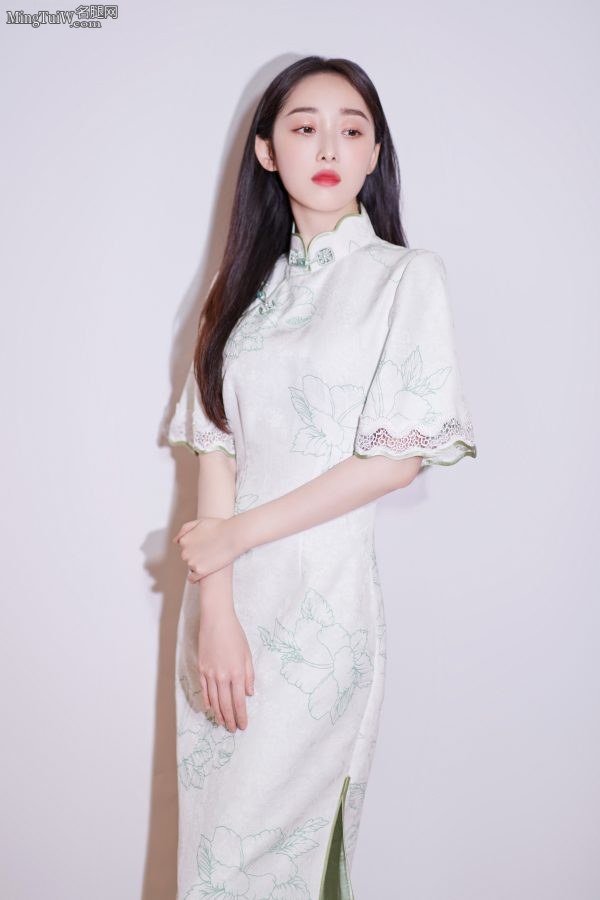 江南美女蒋梦婕优雅旗袍秀 脚上却穿了性感的凉鞋(5/5)